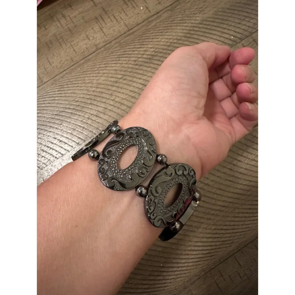 Vintage Y2K Gunmetal Filigree Stretch Bracelet‎ – Ornate Oval Scrollwork Cuff